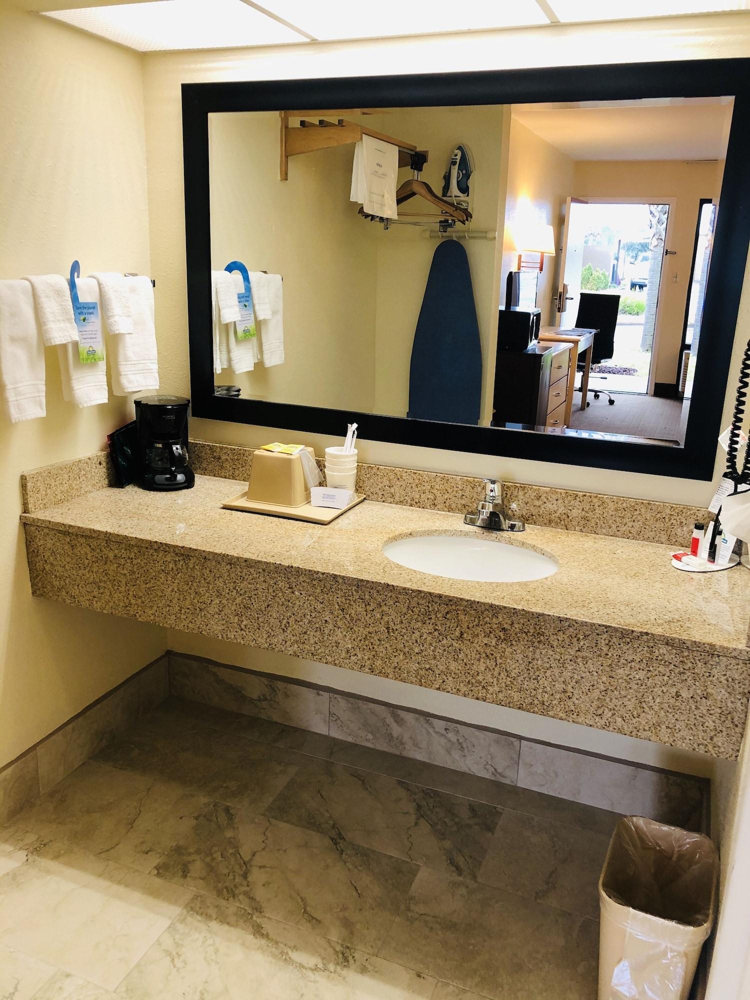 Days Inn & Suites By Wyndham Navarre - Near Beaches Hurlburt Exteriör bild