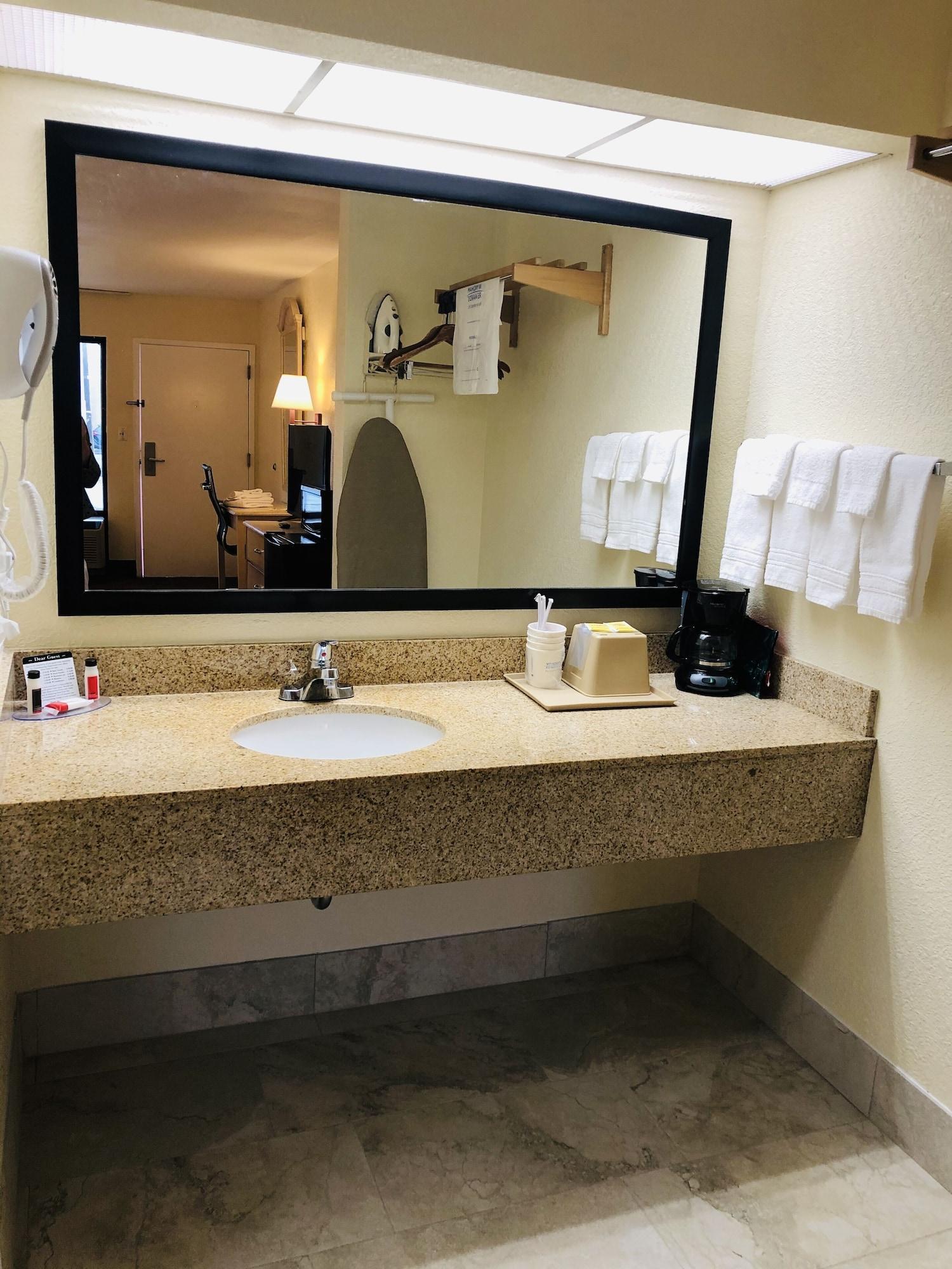 Days Inn & Suites By Wyndham Navarre - Near Beaches Hurlburt Exteriör bild