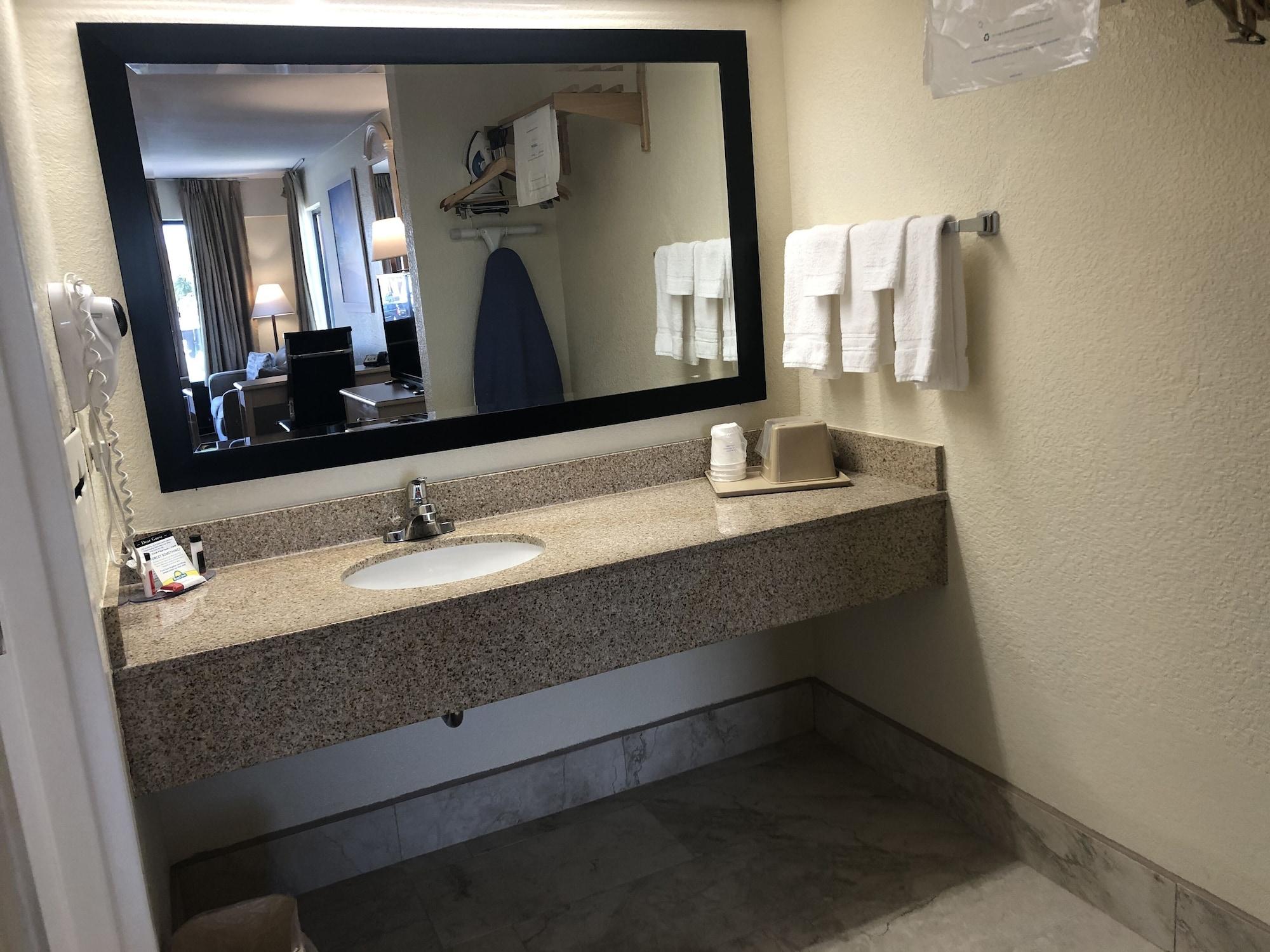 Days Inn & Suites By Wyndham Navarre - Near Beaches Hurlburt Exteriör bild