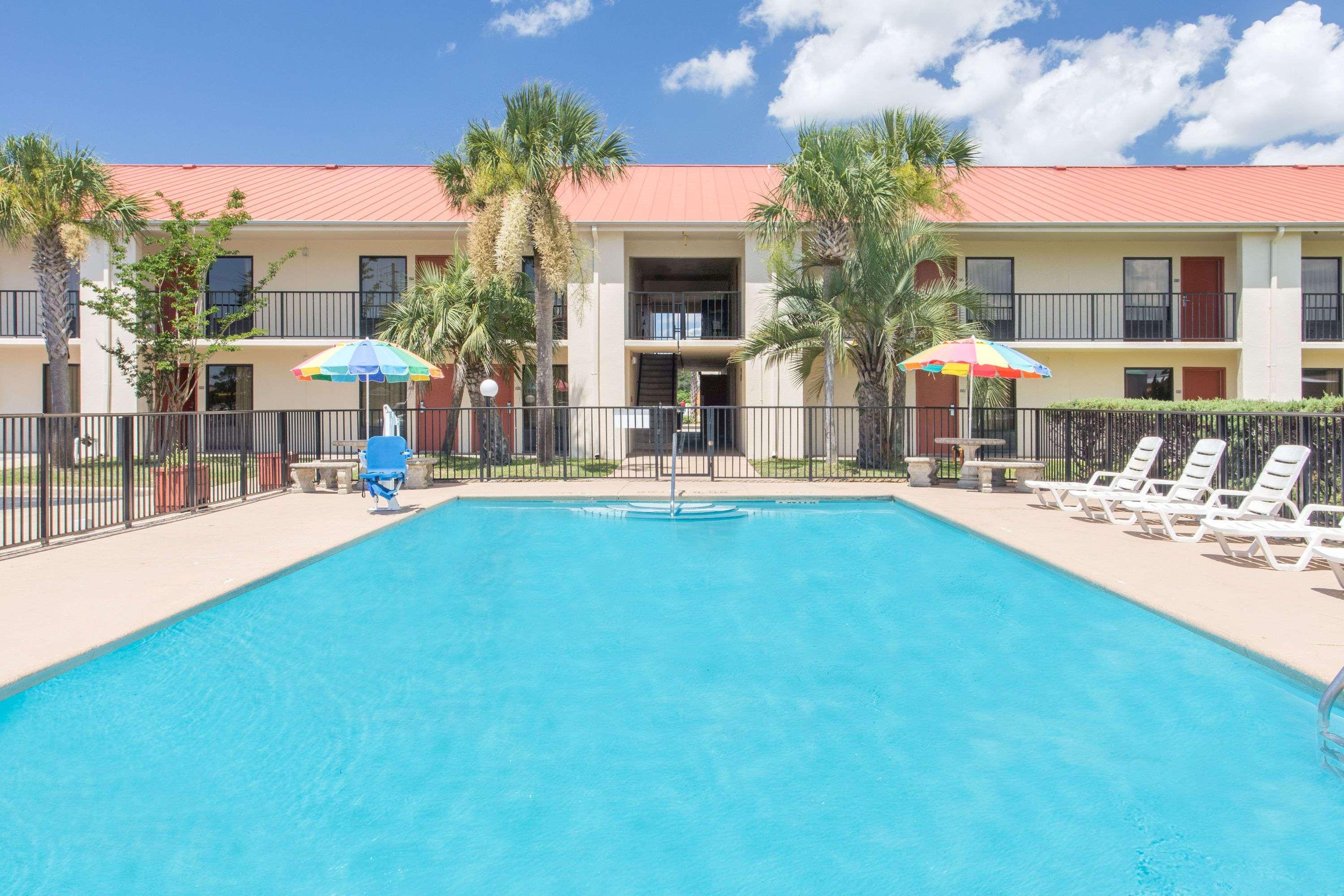 Days Inn & Suites By Wyndham Navarre - Near Beaches Hurlburt Exteriör bild