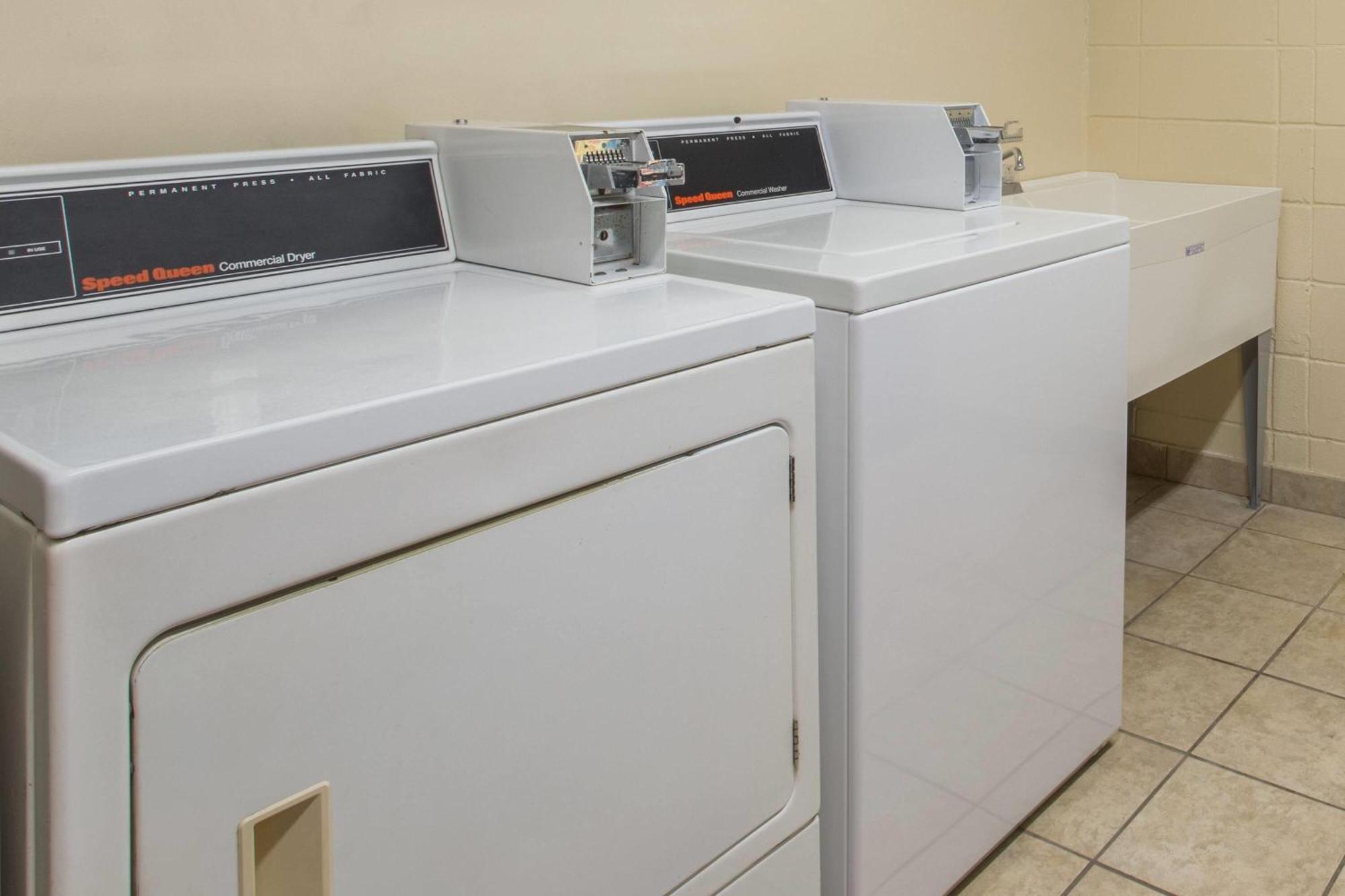 Days Inn & Suites By Wyndham Navarre - Near Beaches Hurlburt Exteriör bild