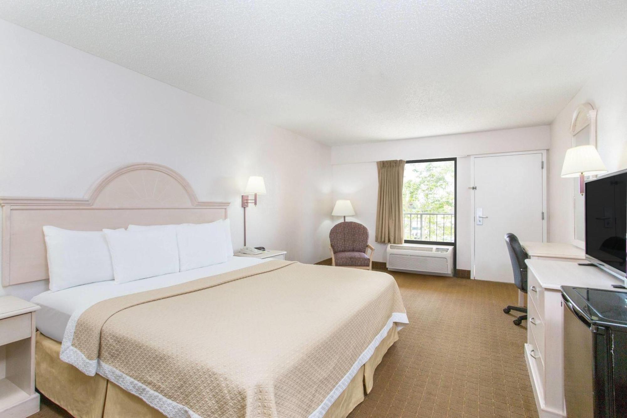 Days Inn & Suites By Wyndham Navarre - Near Beaches Hurlburt Exteriör bild