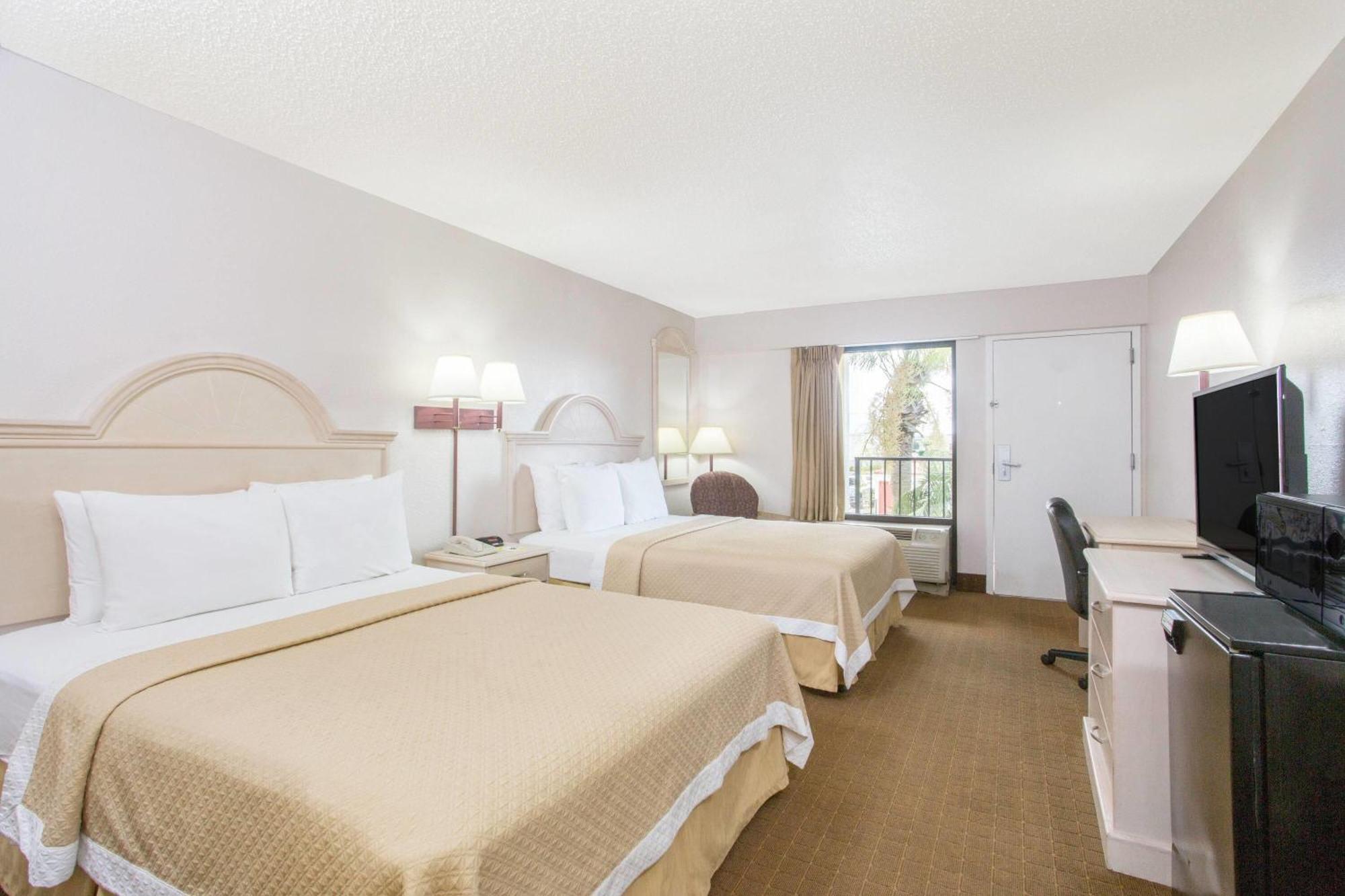 Days Inn & Suites By Wyndham Navarre - Near Beaches Hurlburt Exteriör bild
