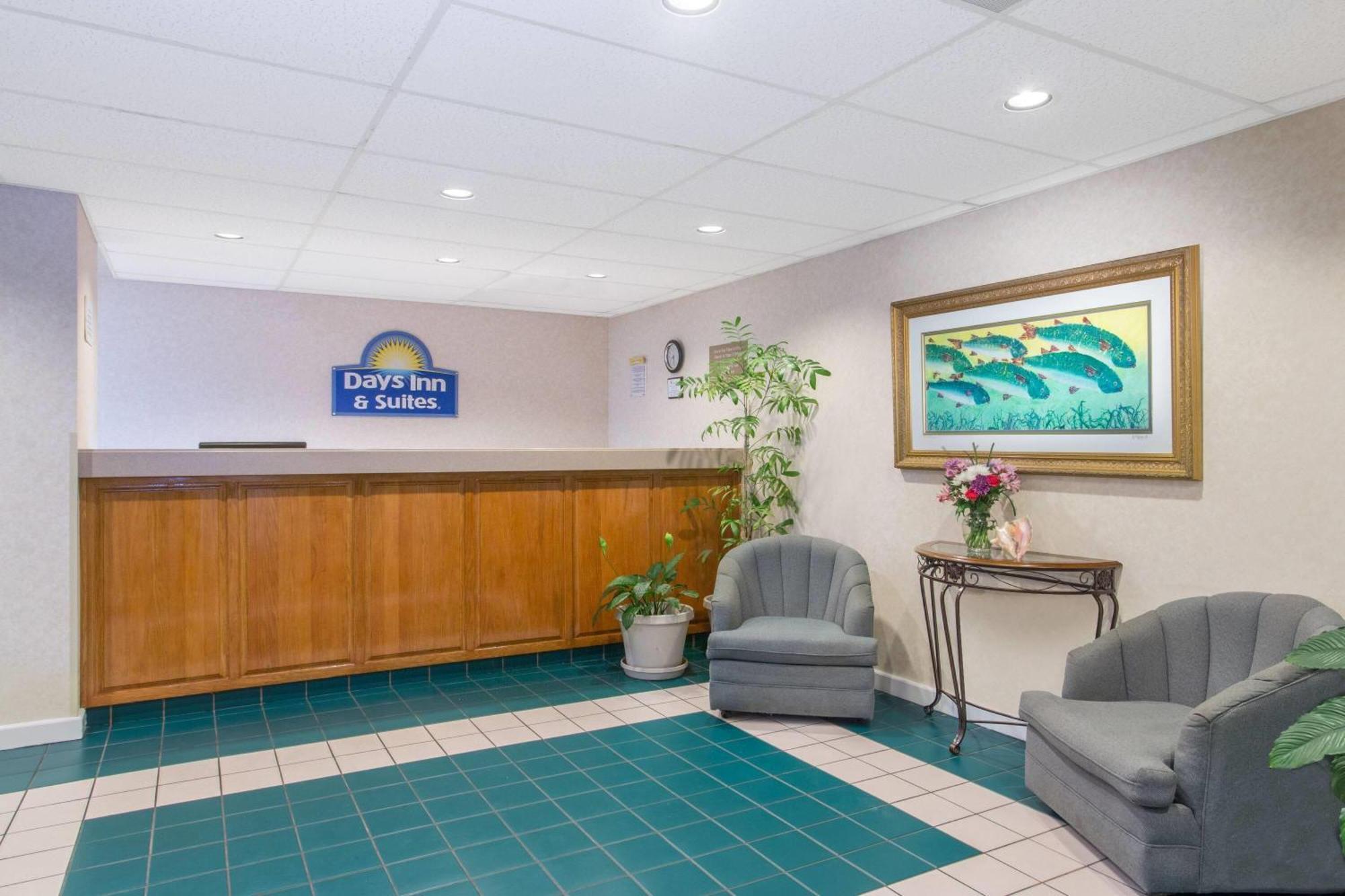 Days Inn & Suites By Wyndham Navarre - Near Beaches Hurlburt Exteriör bild