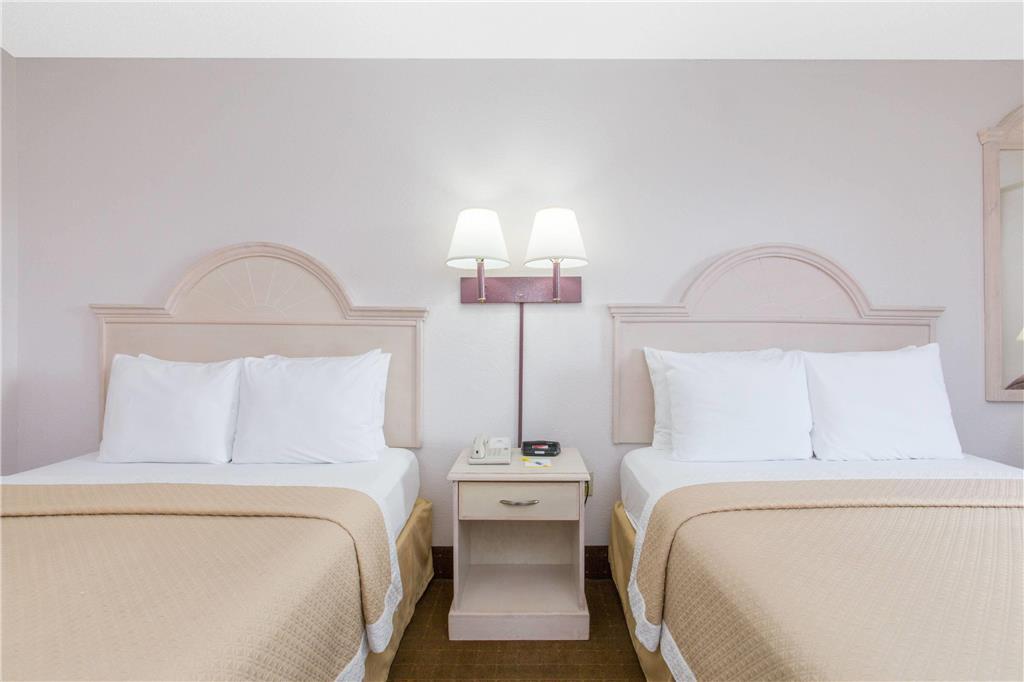 Days Inn & Suites By Wyndham Navarre - Near Beaches Hurlburt Rum bild